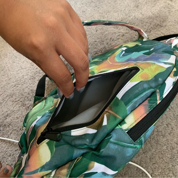 LIKE NEW Dakine Essentials Pack Mini 7L - Palm Grove - Picture 7 of 10